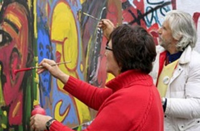Пребоядисват Берлинската стена