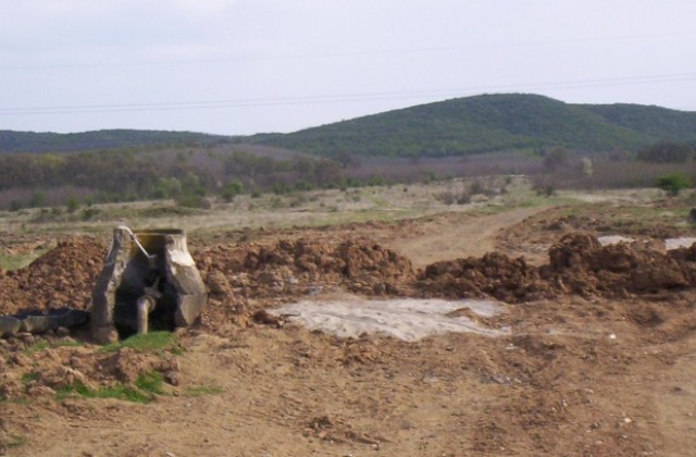 Течове, трапове и разорано землище след подмяна на тръбопровод