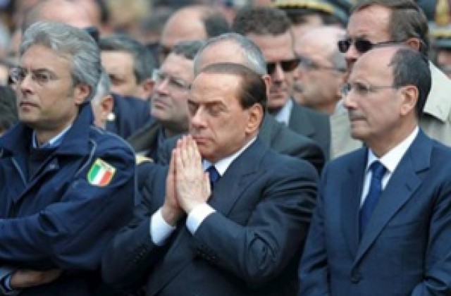 Берлускони забравил за сън след труса в Л`Акуила