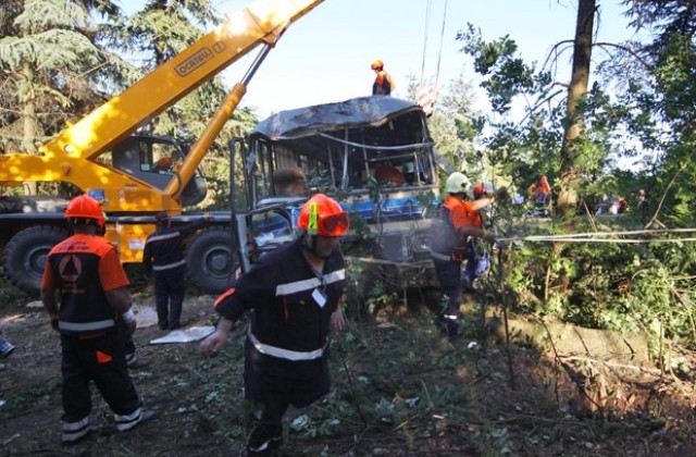 16 загинаха, пометени от стар автобус на Бакаджик, България е в траур