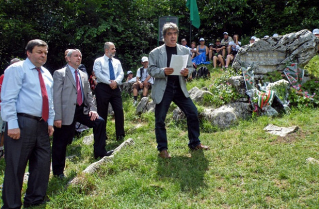 Държавници почетоха паметта на Ботев