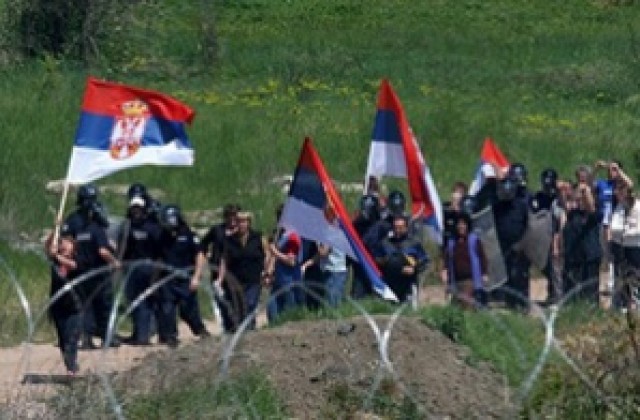 Сърби в Косово замерваха с камъни коли на свои министри