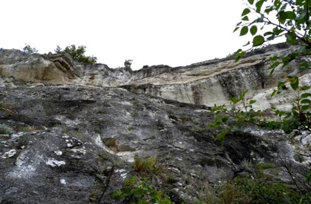 Мъж се самоуби, скачайки от 40-метрови скали в Шуменско