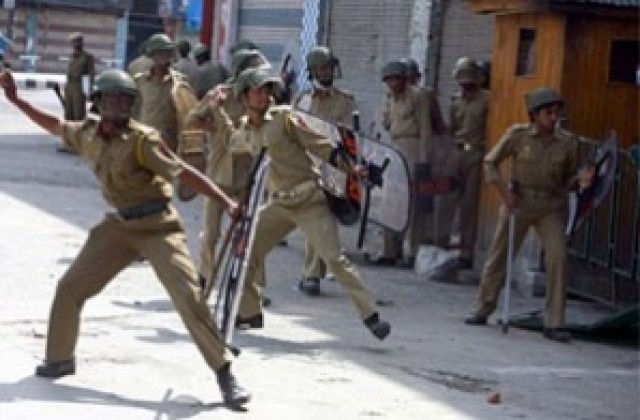 30 индийски полицаи са убити от маоисти