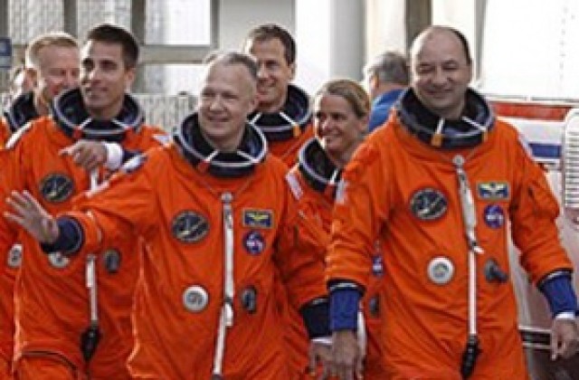 Проблем със скафандър спря космическата разходка на астронавтите от Индевър