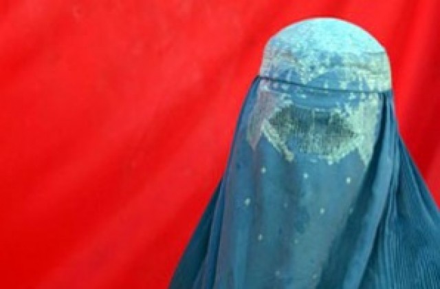 Франция забрани къпането с мюсюлмански дрехи