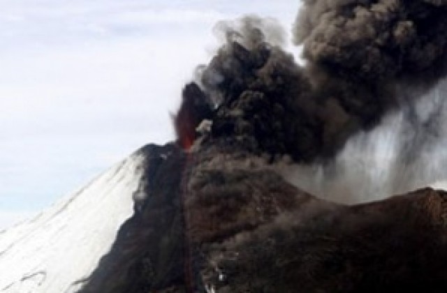 Изригна вулканът Шивелуч в Камчатка