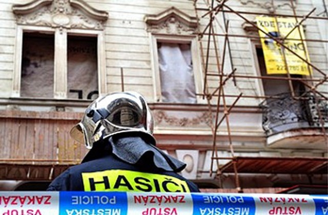 Разследват срутването на сграда в Прага