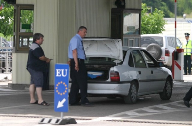 Спряха контрабанда на голямо количество фалшиви парфюми