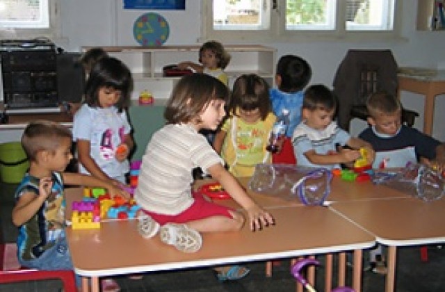 Близо 1000 деца спрени от детска градина в Търговище
