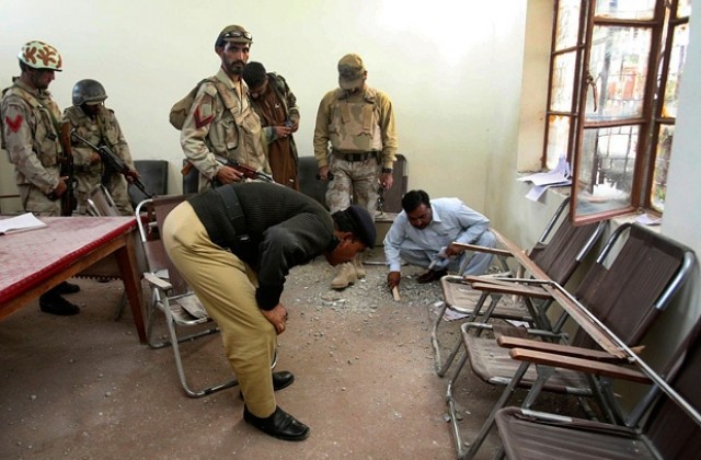 Повече от 30 души бяха убити и над 50 ранени при атентат в Пакистан