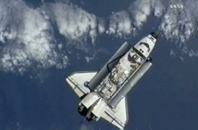 Совалката Атлантис се скачи с МКС