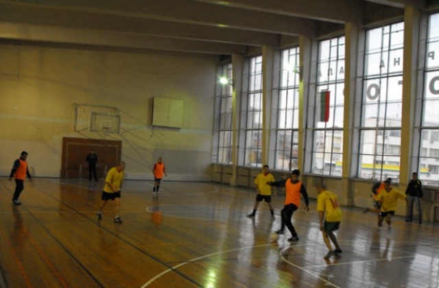 В Коледен турнир по четири вида спорт се състезават полицаи от Разградско