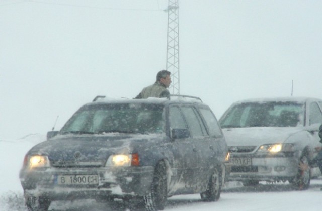 Снегът блокира пътища в страната
