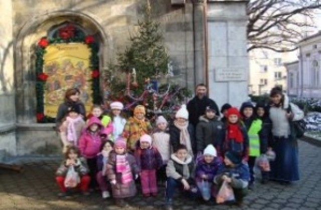 Деца, изучаващи Религия украсиха елхата в храм Света Троица