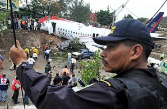 Самолет на American airlines пропусна пистата при кацане, 40 ранени