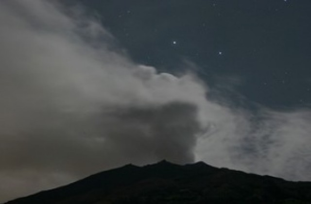 Вулкан изригва на френския остров Реюнион в Индийския океан