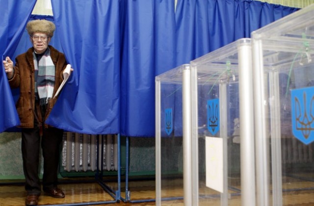 Украйна гласува в опит да излезе от политическата и икономическата криза