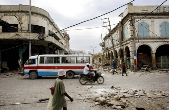 Спасители извадиха жив човек изпод руините в Хаити