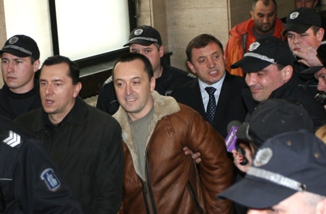 Съдът остави Алексей Петров в ареста, другите напускат следствието