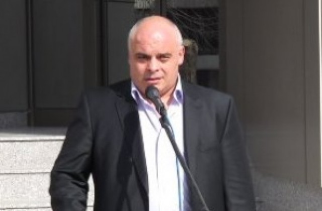 Фирма сезира министър Караджова за нарушения на Лечков като възложител на проект