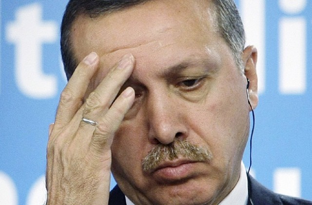 Кюрд замери турския премиер с обувка