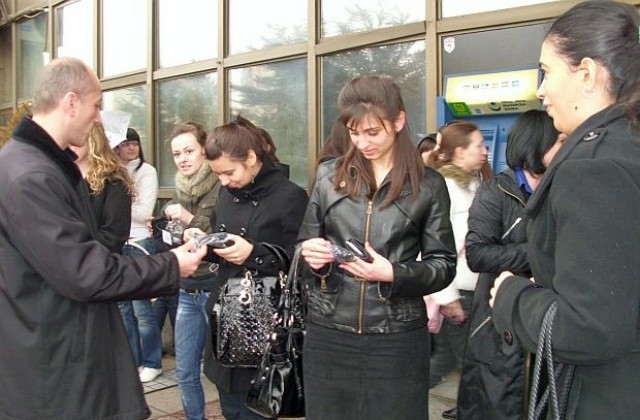 Калъфи за GSM-и раздаваха млади социалисти в навечерието на 3 март