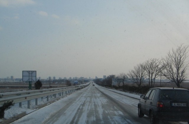 Обилен сняг и силен вятър в Руенско