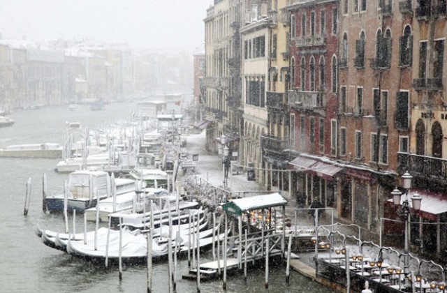 Сняг, дъжд и вихрушки в цяла Италия