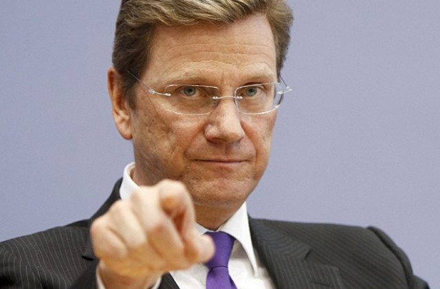 Германският външен министър ще продължи да пътува с партньора си