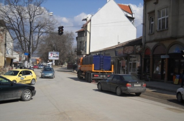 Цистерни оросяват улиците в Кюстендил за намаляване на запрашеността