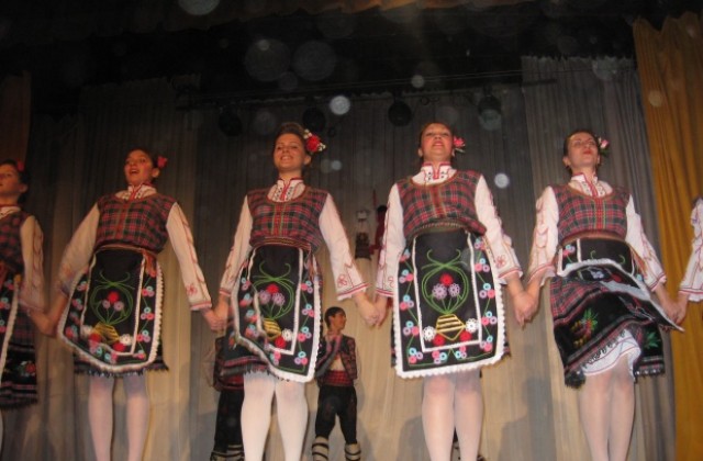 Добрички ученици танцуват на фестивал в Румъния