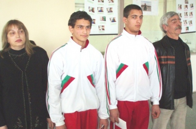 Родителите на Преслав Стоянов награждават ученик от спортното училище в Силистра