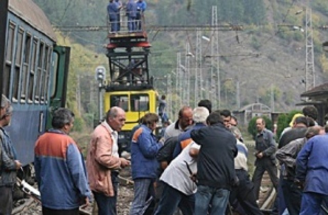 Влак уби двама край Сливен
