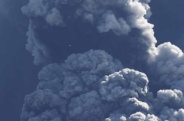 Тази нощ вулканичният облак може да достигне границата ни