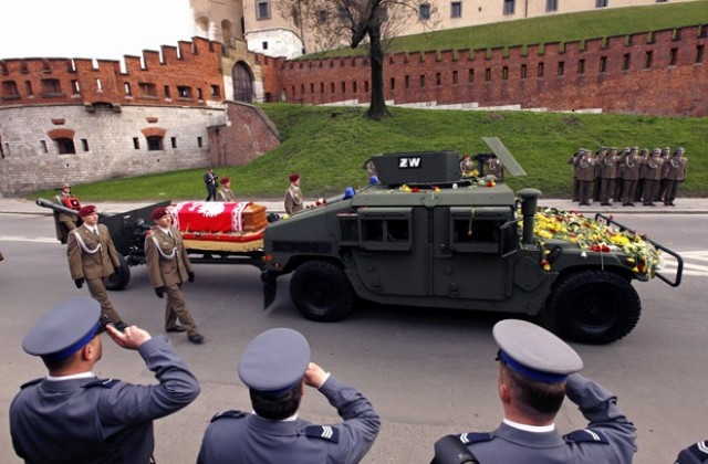 С 21 топовни салюта завърши земният път на семейство Качински