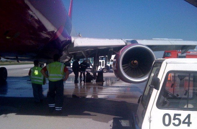 Самолет със 160 души на борда кацна аварийно на Летище София
