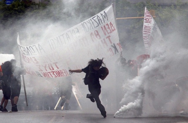 Външно министерство: Обстановката в Гърция остава неспокойна
