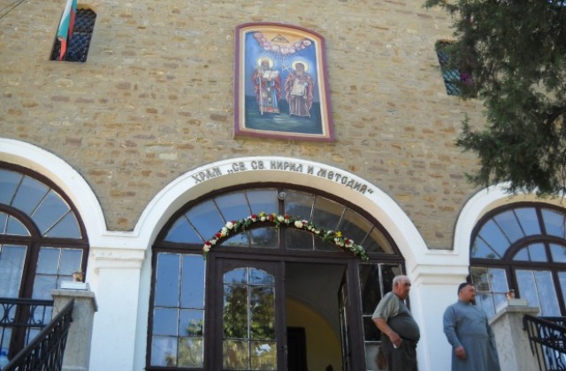 Стотици търновци почетоха празника на църквата Св. Св. Кирил и Методий