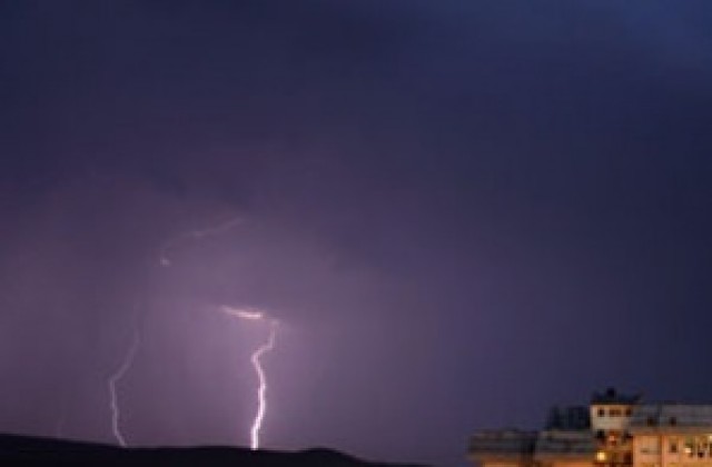 Силни гръмотевични бури до полунощ в Централна Северна България
