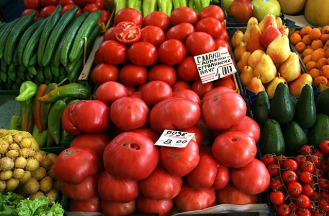 Унищожиха над 3 тона заразени домати от Гърция