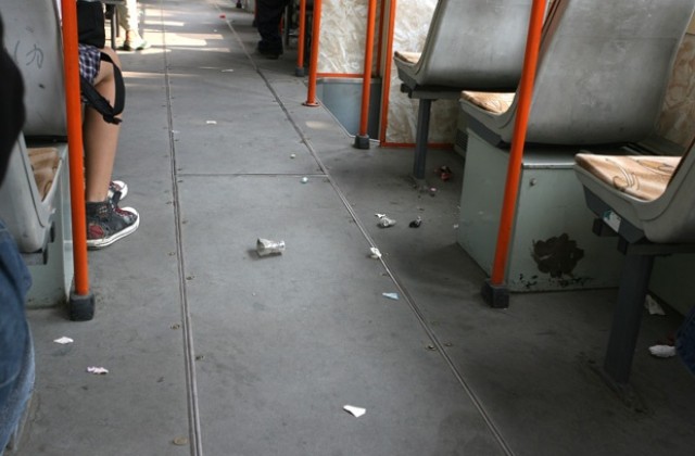 Младежи с качулки пребиха пътници в столичен трамвай