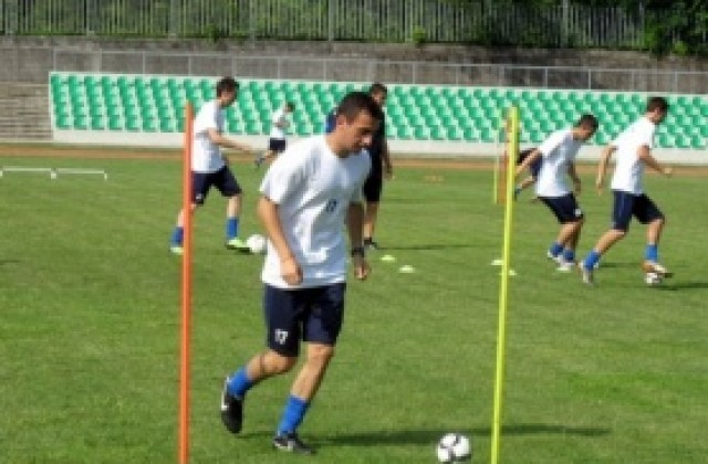 Ясен Петров започна със загуба, Левски се скъса да пропуска