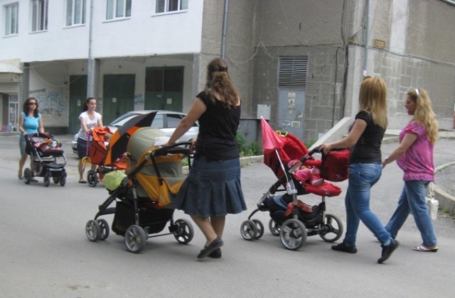 Три детски колички за Звено Майка и бебе