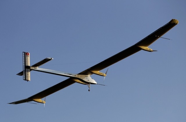Самолет със слънчеви батерии започна от Швейцария 25-часов полет