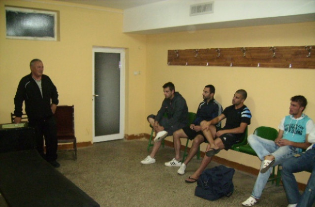 Децата на ФК Велбъжд на морски лагер, а мъжете слушат новия треньор