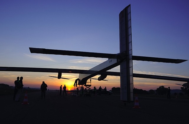Експерименталният соларен самолет - с първи нощен полет