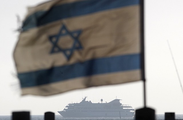 Израел принуди кораб с хуманитарна помощ за Газа да се насочи към Египет