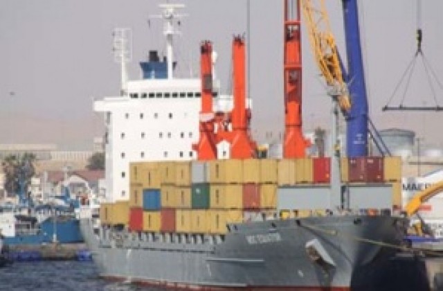 Контейнеровоз помете два кораба на Военноморската база във Варна