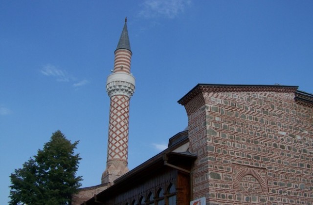 Стотици се включиха в подписка срещу шумни ритуали в джамия
